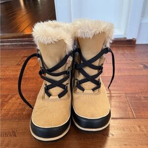 Sorel Womens Size 9 Tan and Black Fur-Lined Boots